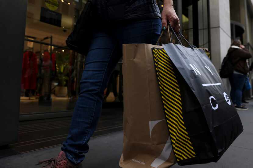 Una persona haciendo compras en la ciudad de Nueva York el 25 de diciembre de 2022.