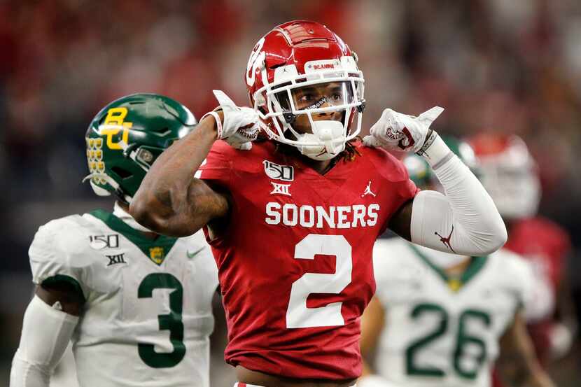 Oklahoma Sooners wide receiver CeeDee Lamb (2) flexes his muscles after he took a hit on a...