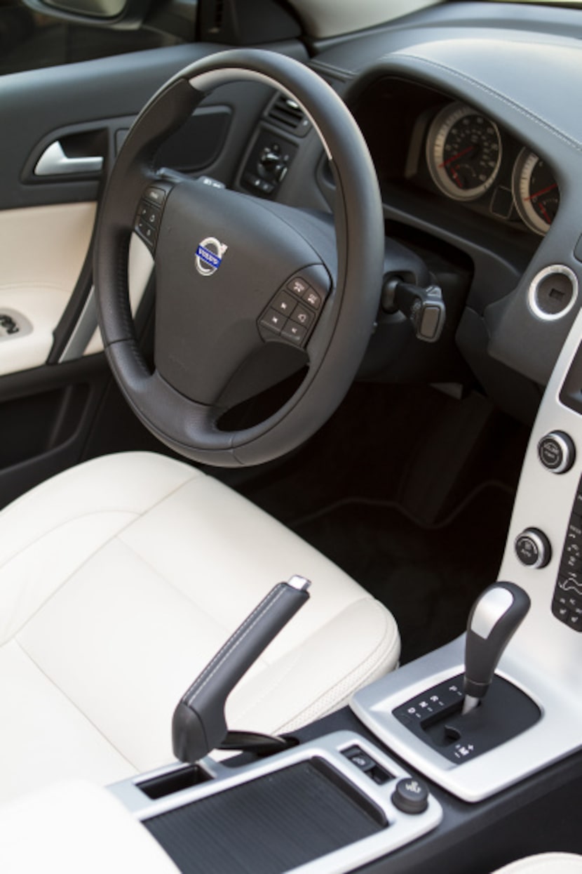 Inside the Volvo C70 Inscription Convertible