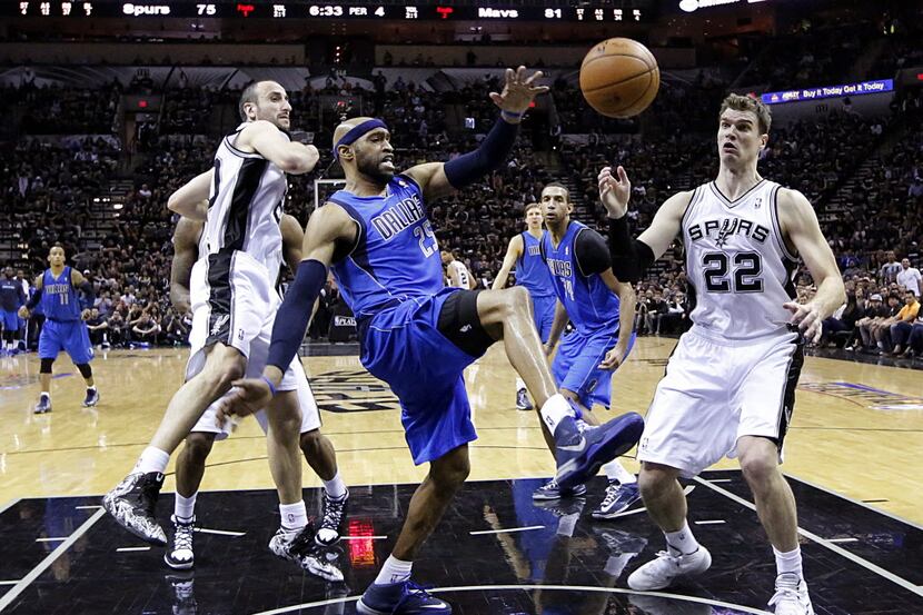 Dallas Mavericks guard Vince Carter (25) looses the ball as San Antonio Spurs guard Manu...