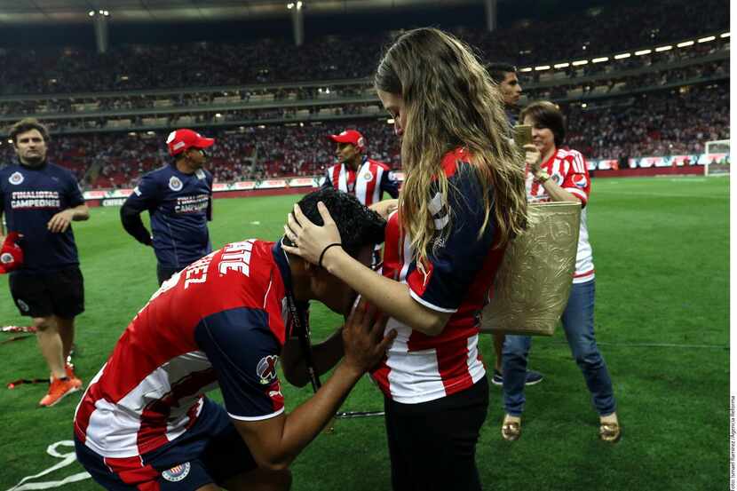 El mediocampista de Chivas Jesús Sánchez celebró el título de Copa besando la panza de su...