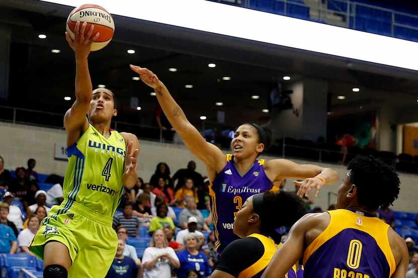 Dallas Wings guard Skylar Diggins-Smith (4) drives toward the basket with Los Angeles Sparks...