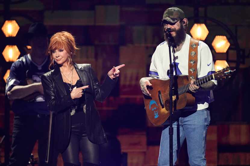 Reba McEntire, izquierda, y Post Malone interpretan "Ramblin' Man" en la 59a entrega anual...