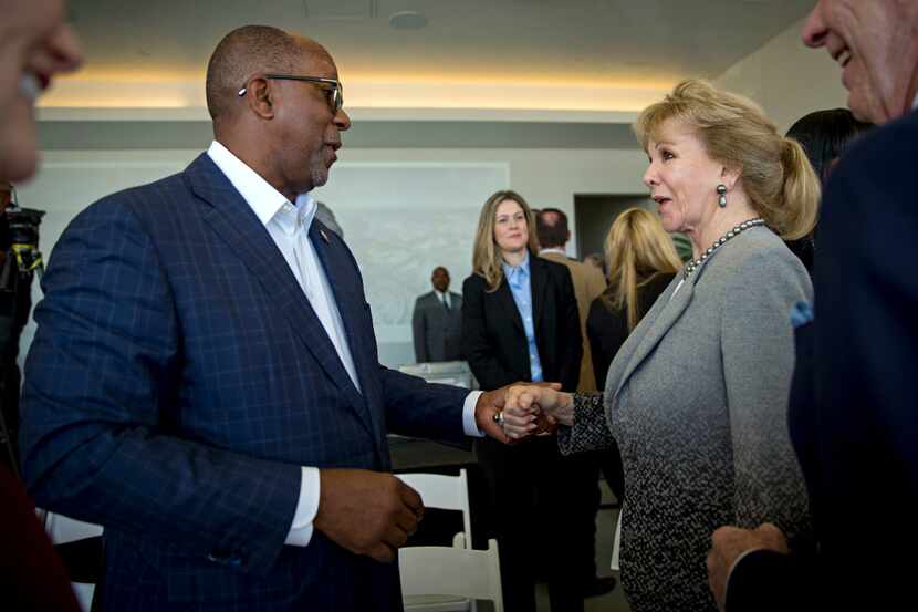 Former Dallas Mayor Ron Kirk (left) shakes hands with Annette Simmons in 2016. She has given...