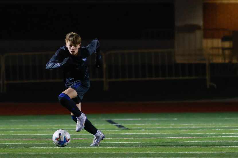 Hebron’s Gray Dains (22) moves the ball downfield during a game against Flower Mound Marcus...