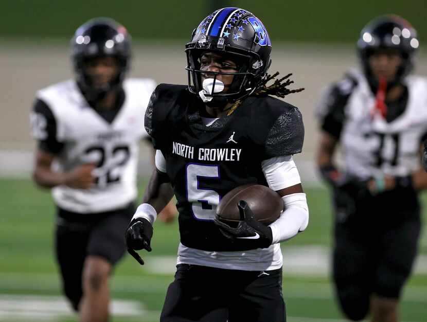 North Crowley kick returner LaMarcus Davis goes 94 yards for a touchdown against Euless...