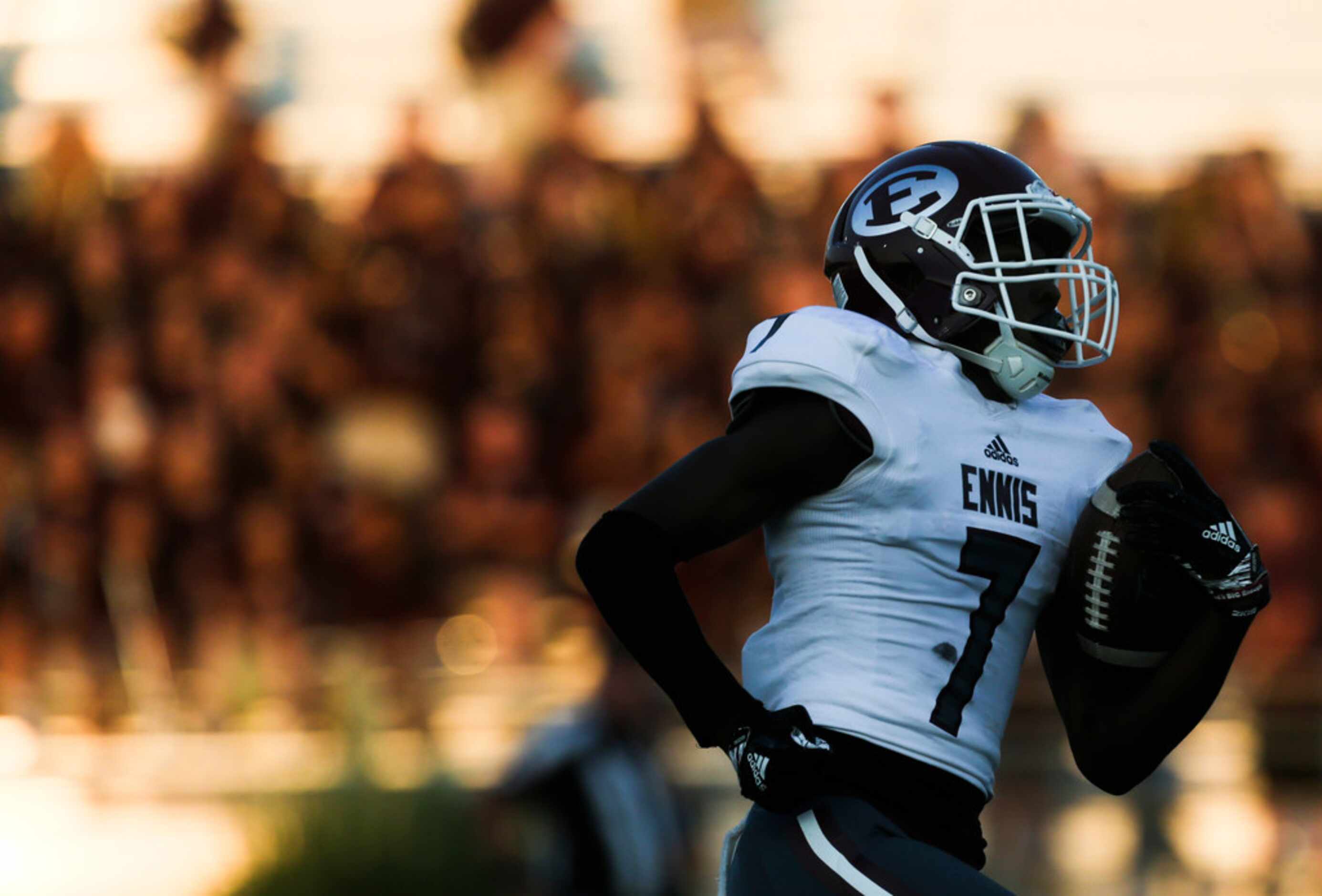 Ennis wide receiver Laylon Spencer (7) makes a run during a high school football game...