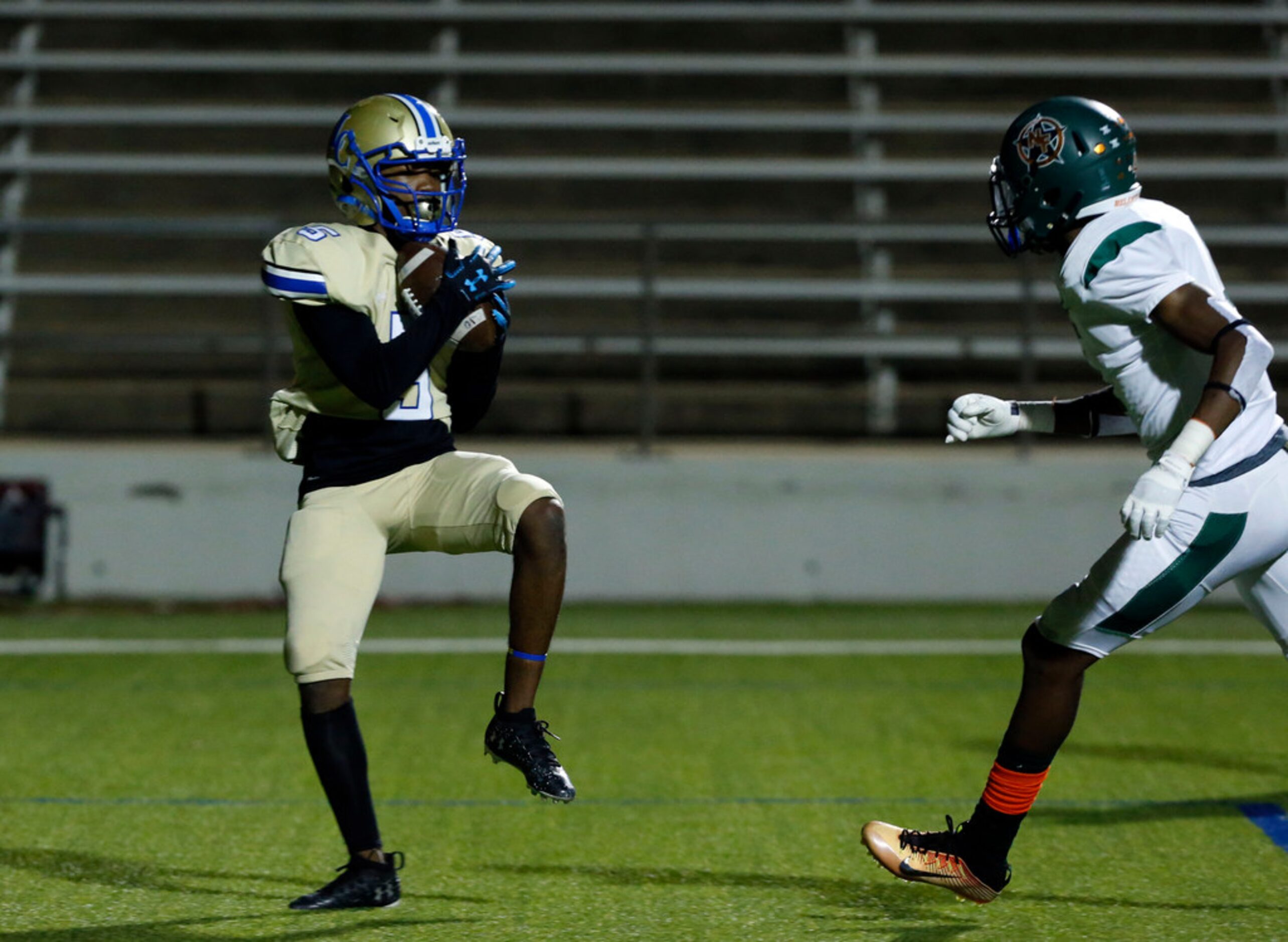 Lakeview Centennial WR Cambryn Jones (5) grabs a touchdown pass during the first half of...