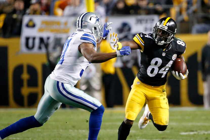 Pittsburgh Steelers wide receiver Antonio Brown (84) runs the ball against Dallas Cowboys...