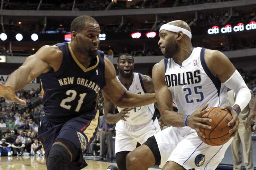 Dallas Mavericks shooting guard Vince Carter (25) drives against New Orleans Pelicans power...