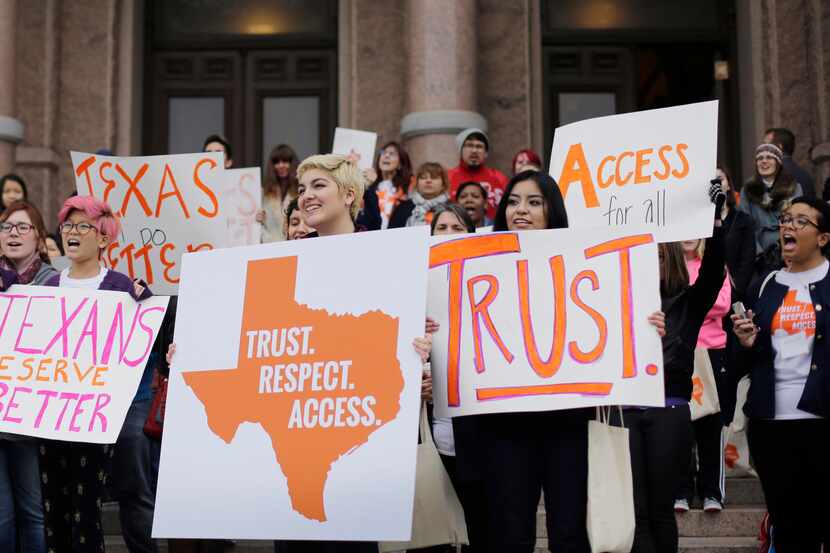 Mujeres a favor de los derechos sobre sus cuerpos se manifiestan en el Capitolio de Austin,...