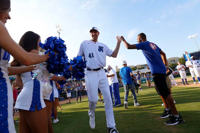 Dirk Nowitzki presenta su Heroes Celebrity Baseball game el viernes en el Dr. Pepper...