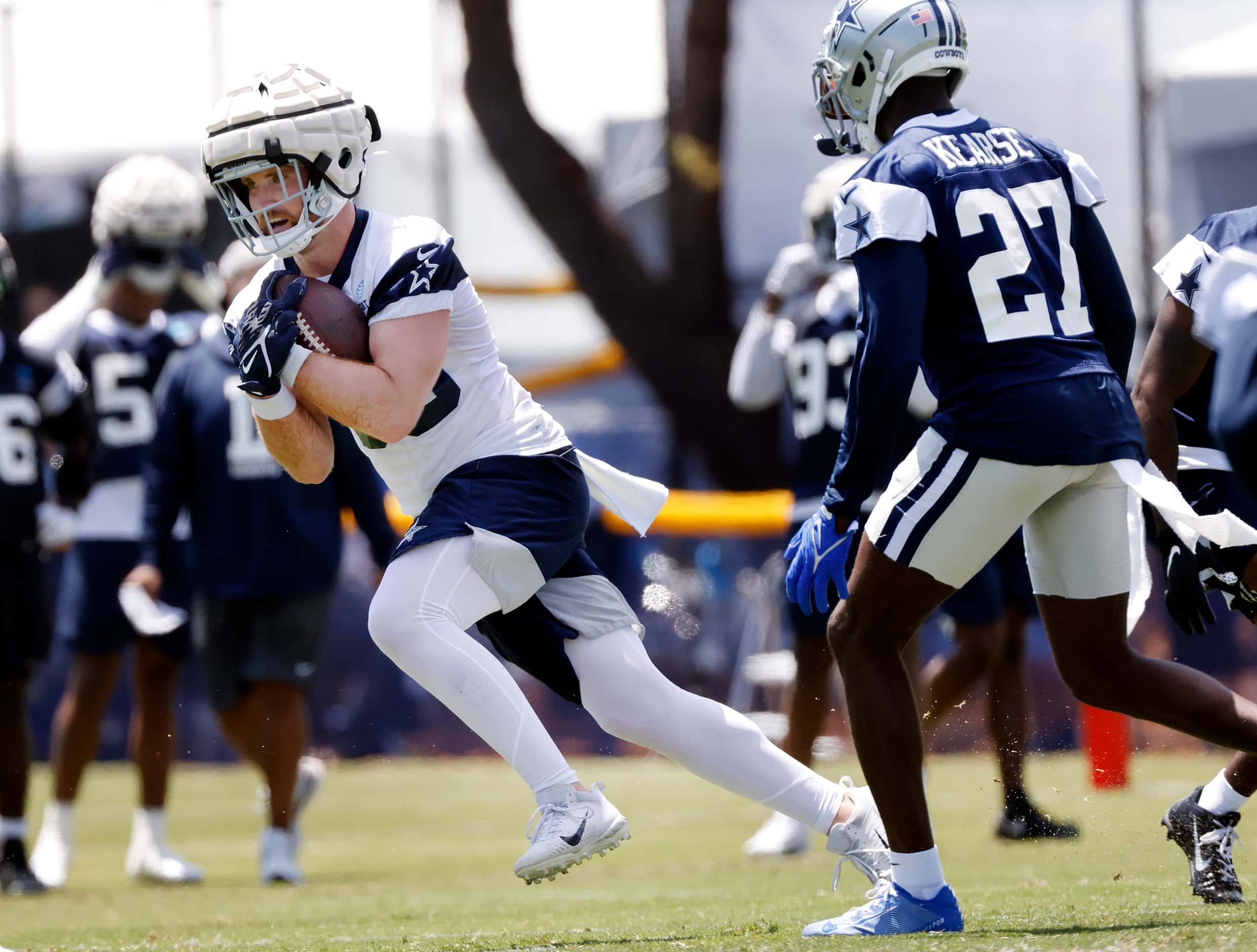 Dallas Cowboys tight end Dalton Schultz (86) carries the ball after securing a catch during...