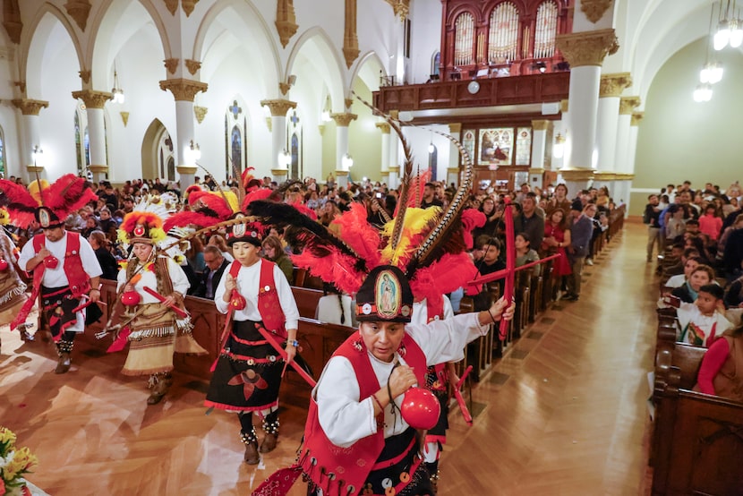 Matachines actuaron en frente del altar de la Catedral de Dallas durante los festejos por el...