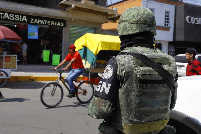 Elementos de la Guardia Nacional afuera de la Primaria Enrique C. Rébsamen, en Tulyehualco,...