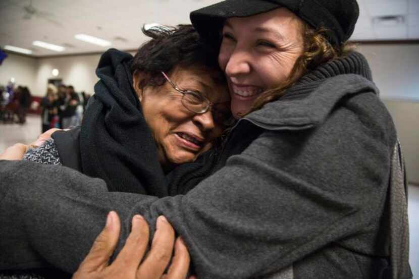 Sandra Núñez (der.) abraza a su madre, Rogelia Núñez, que recién llegó de México. La familia...