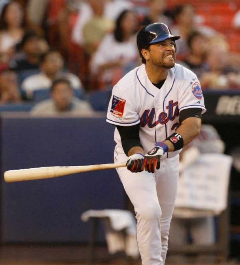 ORG XMIT: *S0410191490* New York Mets Mike  Piazza watches his sixth inning two-run homer...