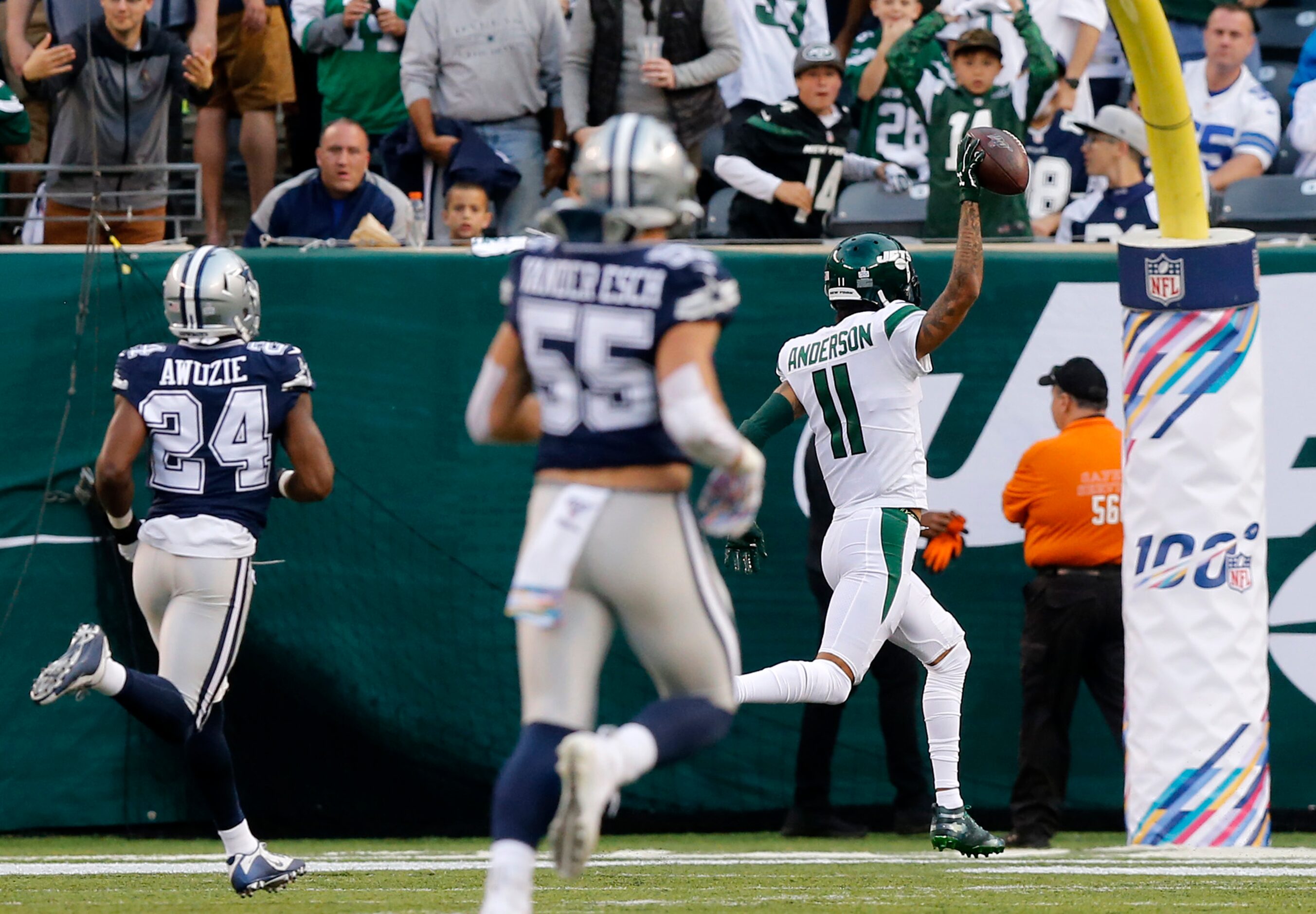 New York Jets wide receiver Robby Anderson (11) races in a 92-yard touchdown against Dallas...