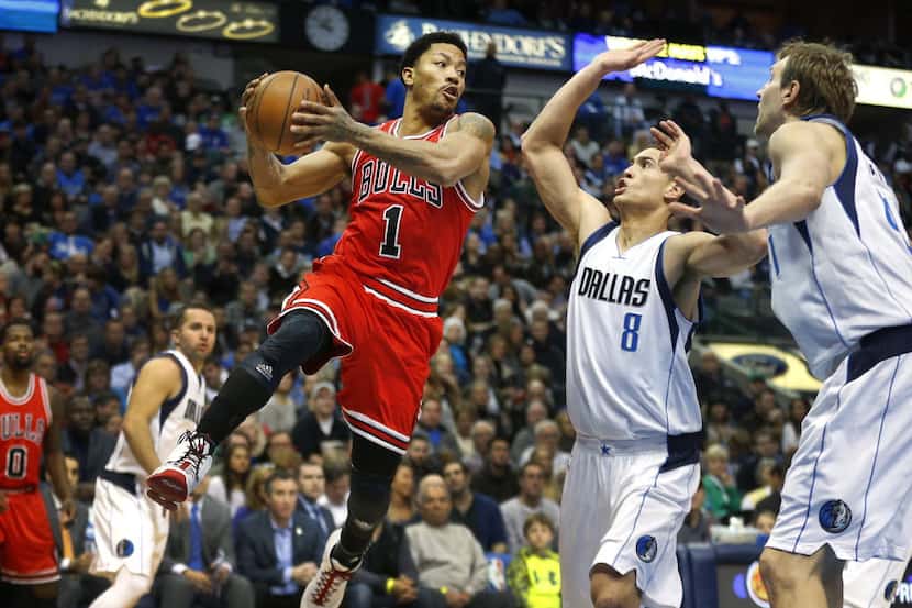 Chicago Bulls guard Derrick Rose (1) looks to pass as he drives the lane past Dallas...