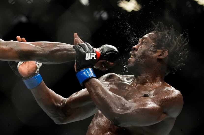 Jared Cannonier es golpeado por Israel Adesanya en una pelea por el título de peso mediano...