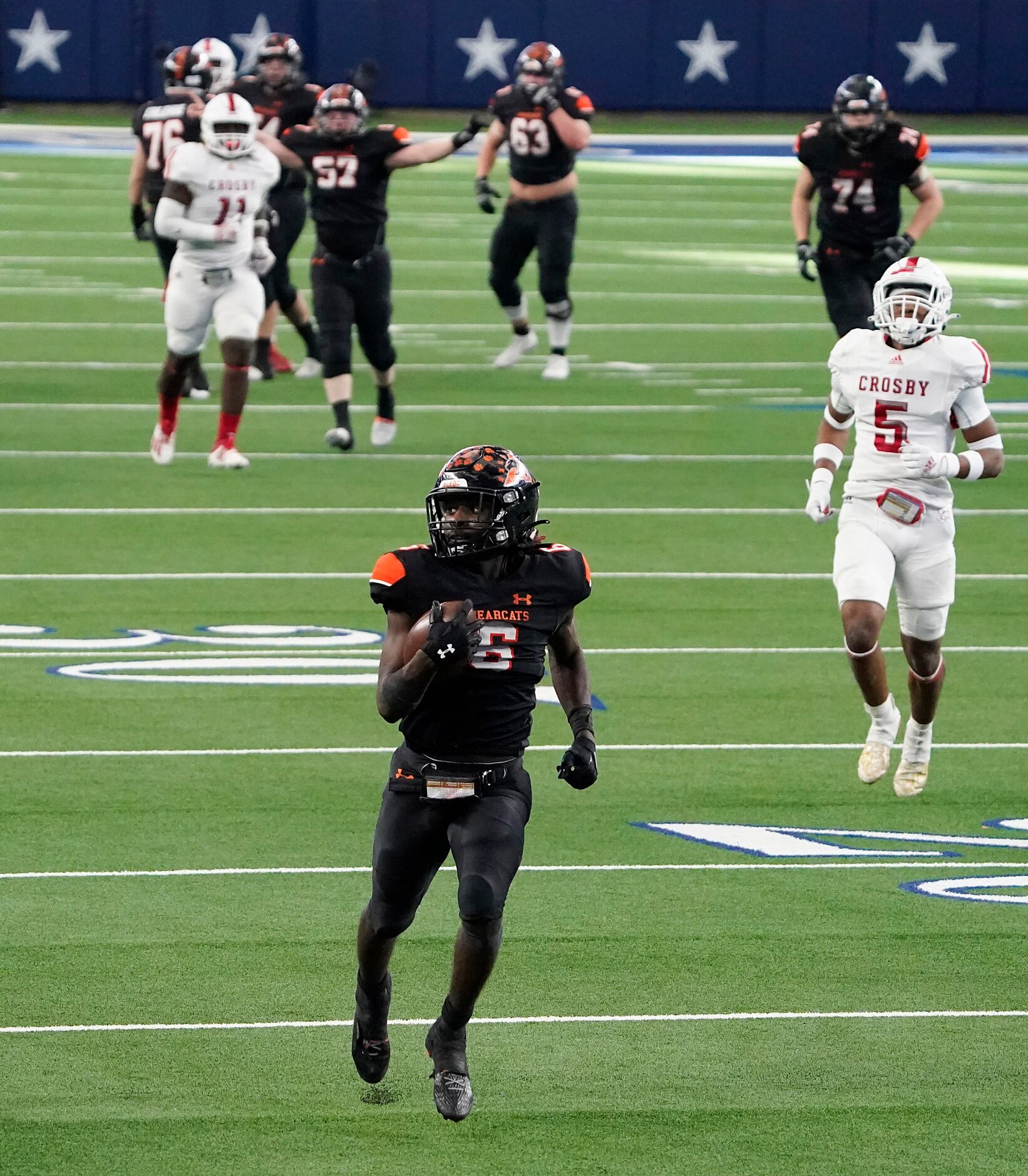 Aledo running back DeMarco Roberts (6) races through the defense on a 54-yard touchdown run...