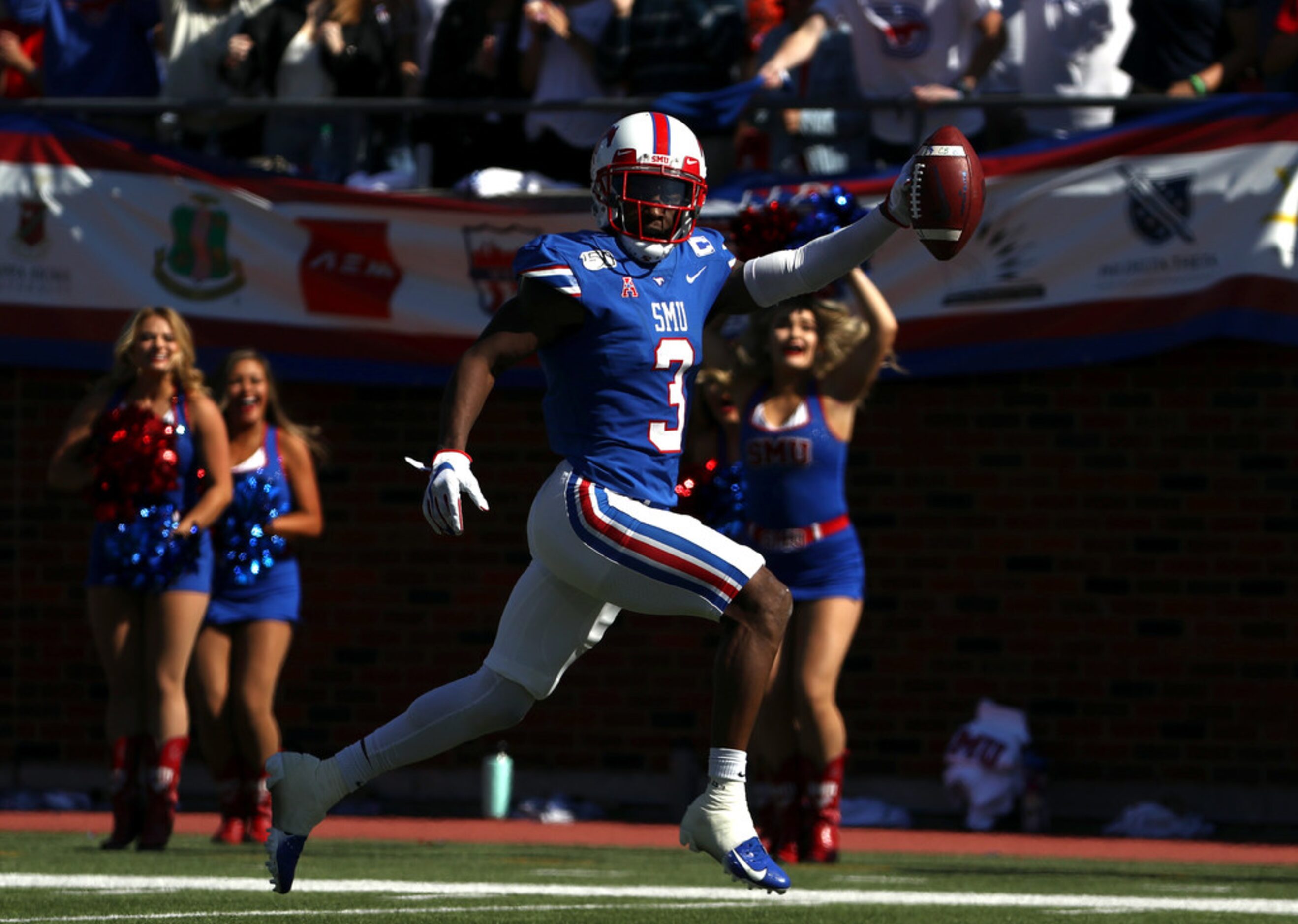 DALLAS, TEXAS - NOVEMBER 09:  James Proche #3 of the Southern Methodist Mustangs runs for a...