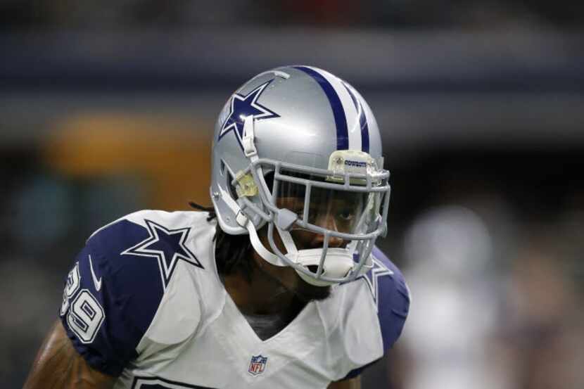 Dallas Cowboys' Brandon Carr (39) participates in warm up drills before an NFL football game...