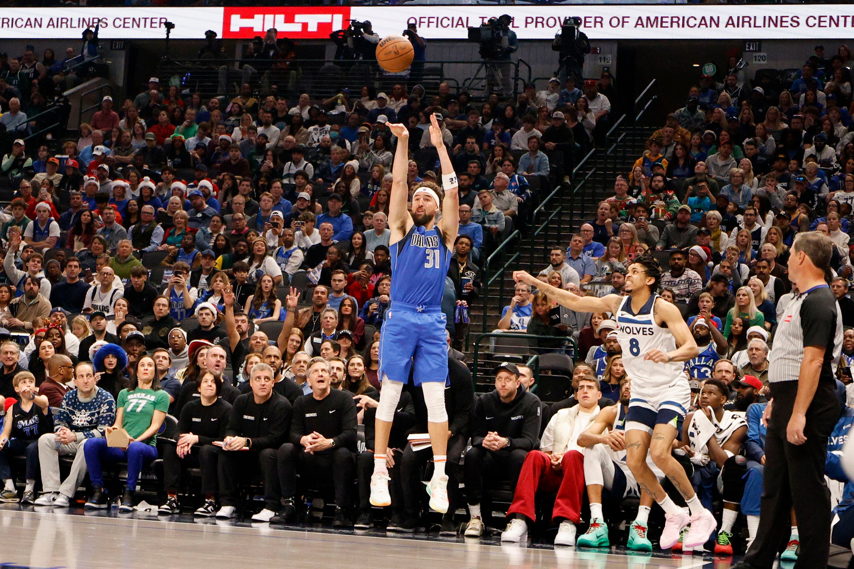 Dallas Mavericks guard Klay Thompson (31) scores a three-point shot to tie Reggie Miller’s...