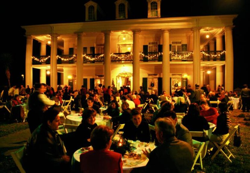 
A holiday tradition in Vacherie, La., is an elegant dinner on the lawn of Oak Alley...