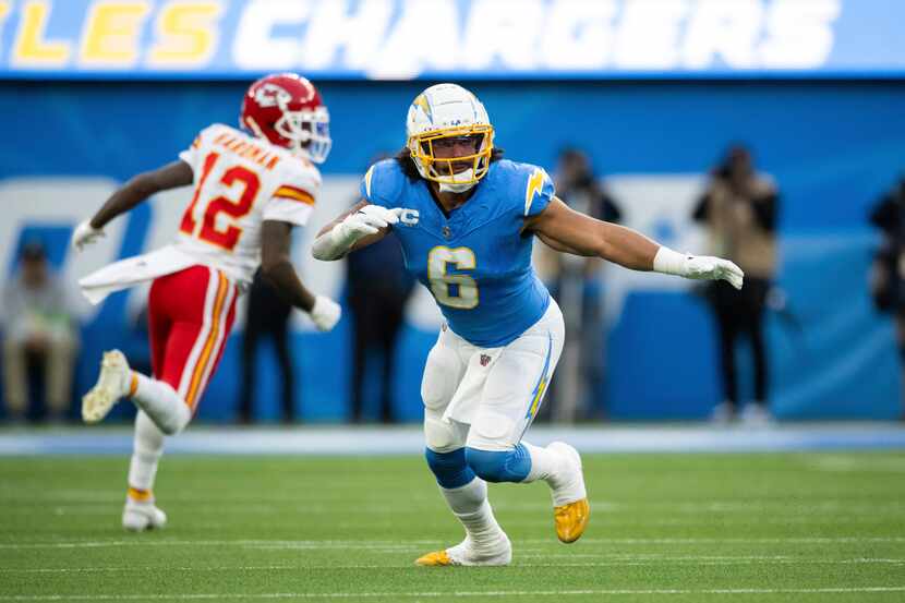 Los Angeles Chargers linebacker Eric Kendricks (6) runs during an NFL football game against...