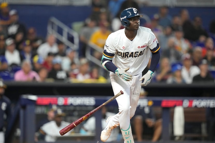 Didi Gregorius del Curazao Suns lanza su bate en la novena entrada del juego ante Venezuela...