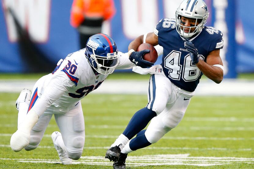Dallas Cowboys running back Alfred Morris (46) cuts back across the field away form New York...