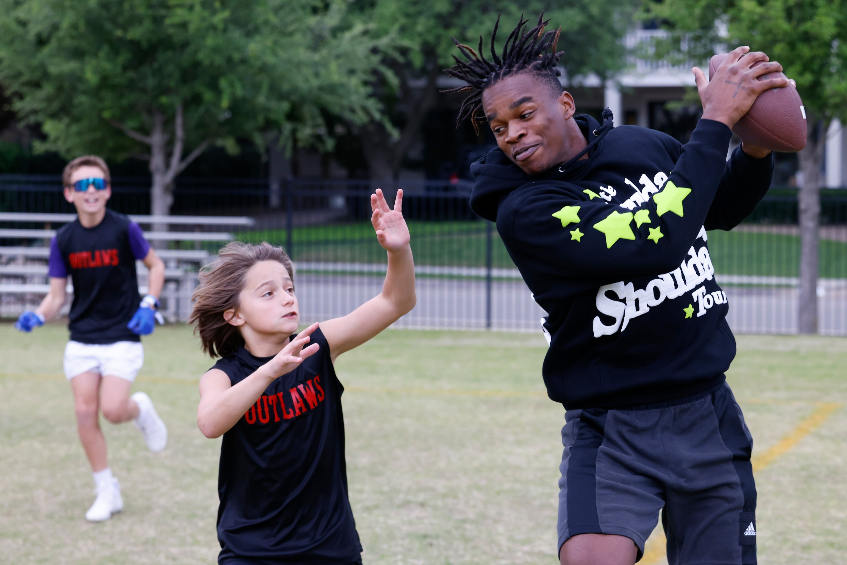 SMU’s Keyshawn Smith (right) catches the ball past Sam Simons (center) during a special...