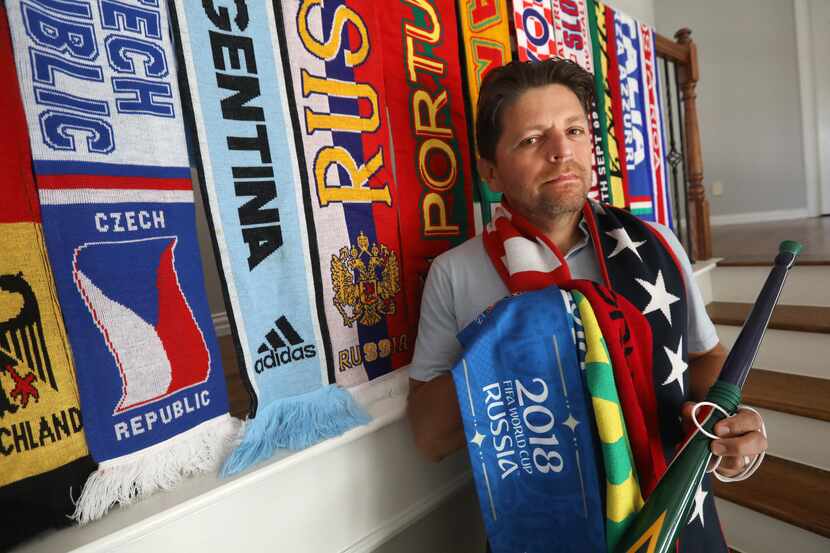 Juan Solís, un ávido fanático de la Copa Mundial, posa para una fotografía en su casa en...
