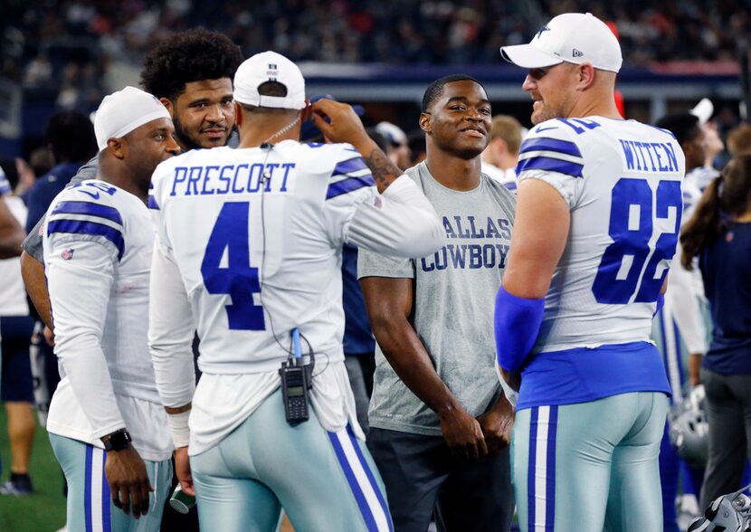 Dallas Cowboys tight end Jason Witten (82), wide receiver Amari Cooper (19), quarterback Dak...