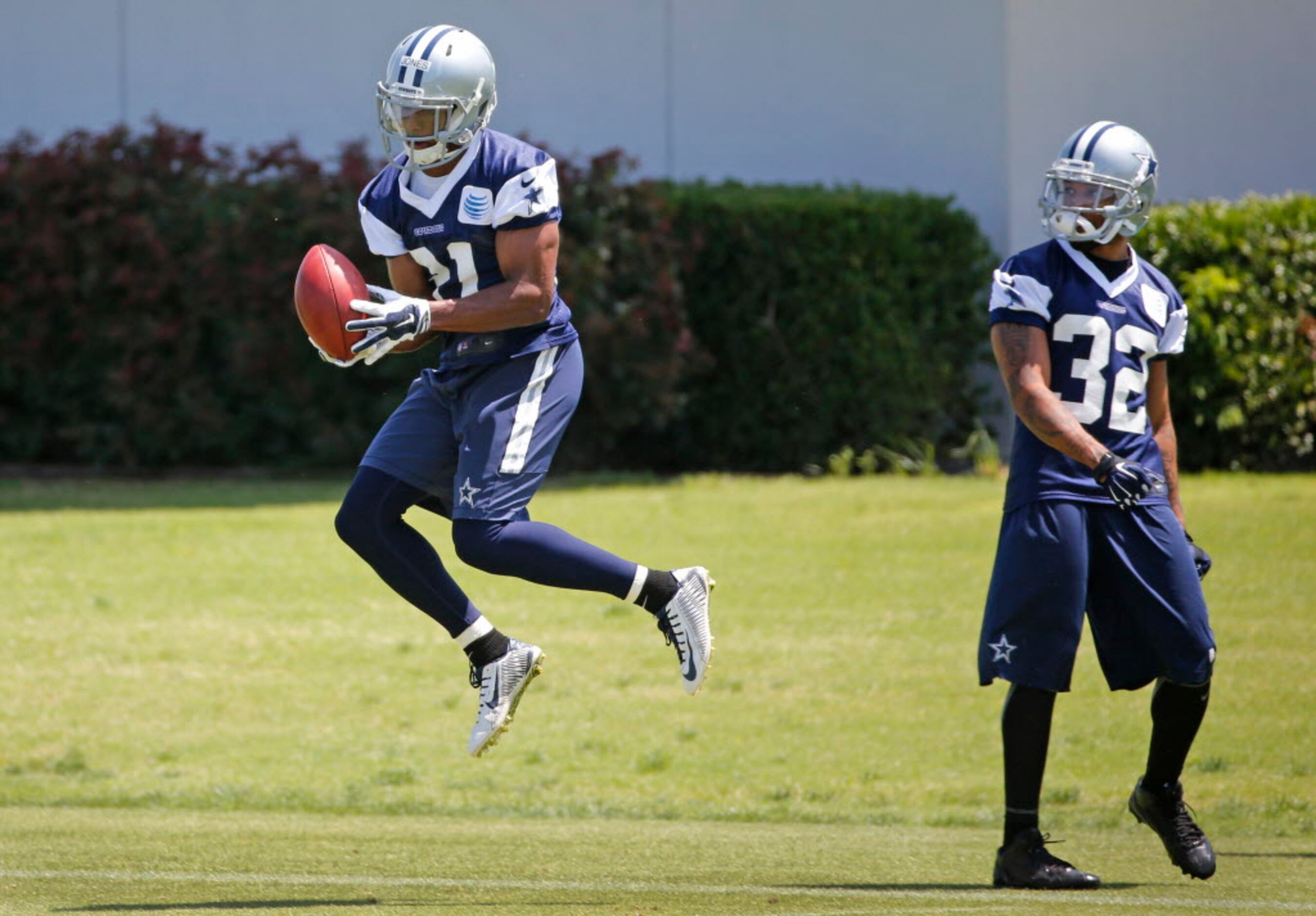 Cowboys Hall of Fame DT/LB Randy White watches practice, impressed with DE  DeMarcus Lawrence