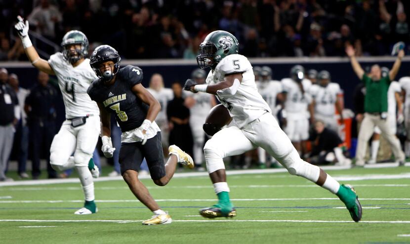 Kennedale running back Jaden Knowles (5) sprints into the end zone past the defense of...