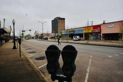 Desde el lunes, las calles de Oak Cliff se vieron vacías por el aislamiento en que viven...