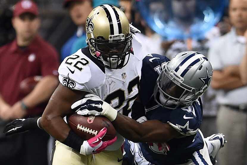 NEW ORLEANS, LA - OCTOBER 04:  Mark Ingram #22 of the New Orleans Saints carries the ball as...