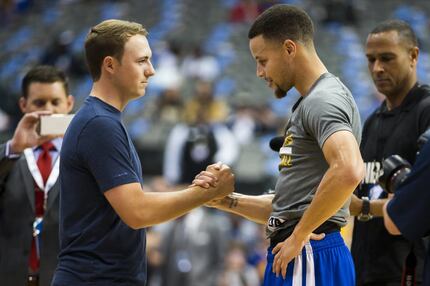Stephen Curry greets Jordan Spieth as he warms up before a game  at American Airlines Center...