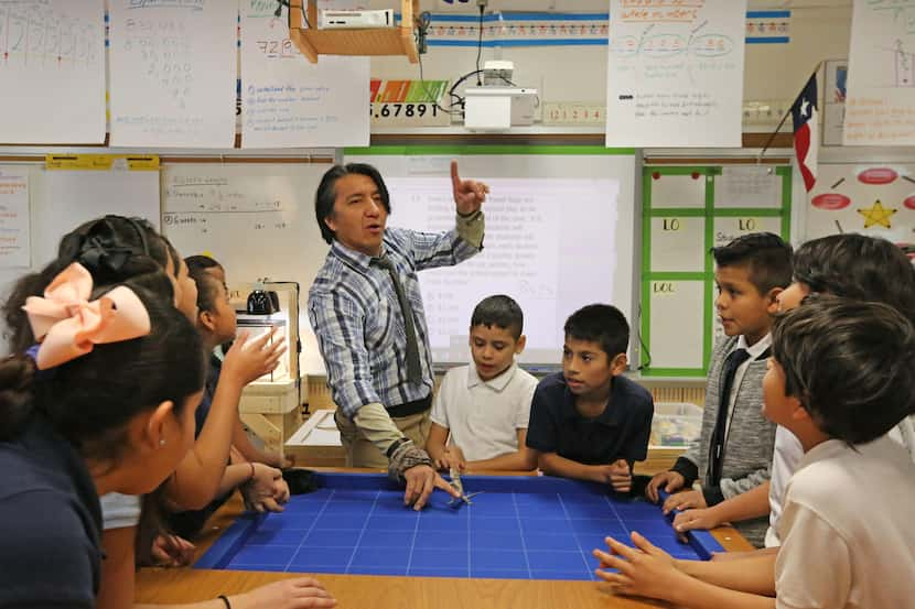 Luis García junto a sus estudiantes de ciencias y matemáticas en cuarto grado. LOUIS DeLUCA/DMN