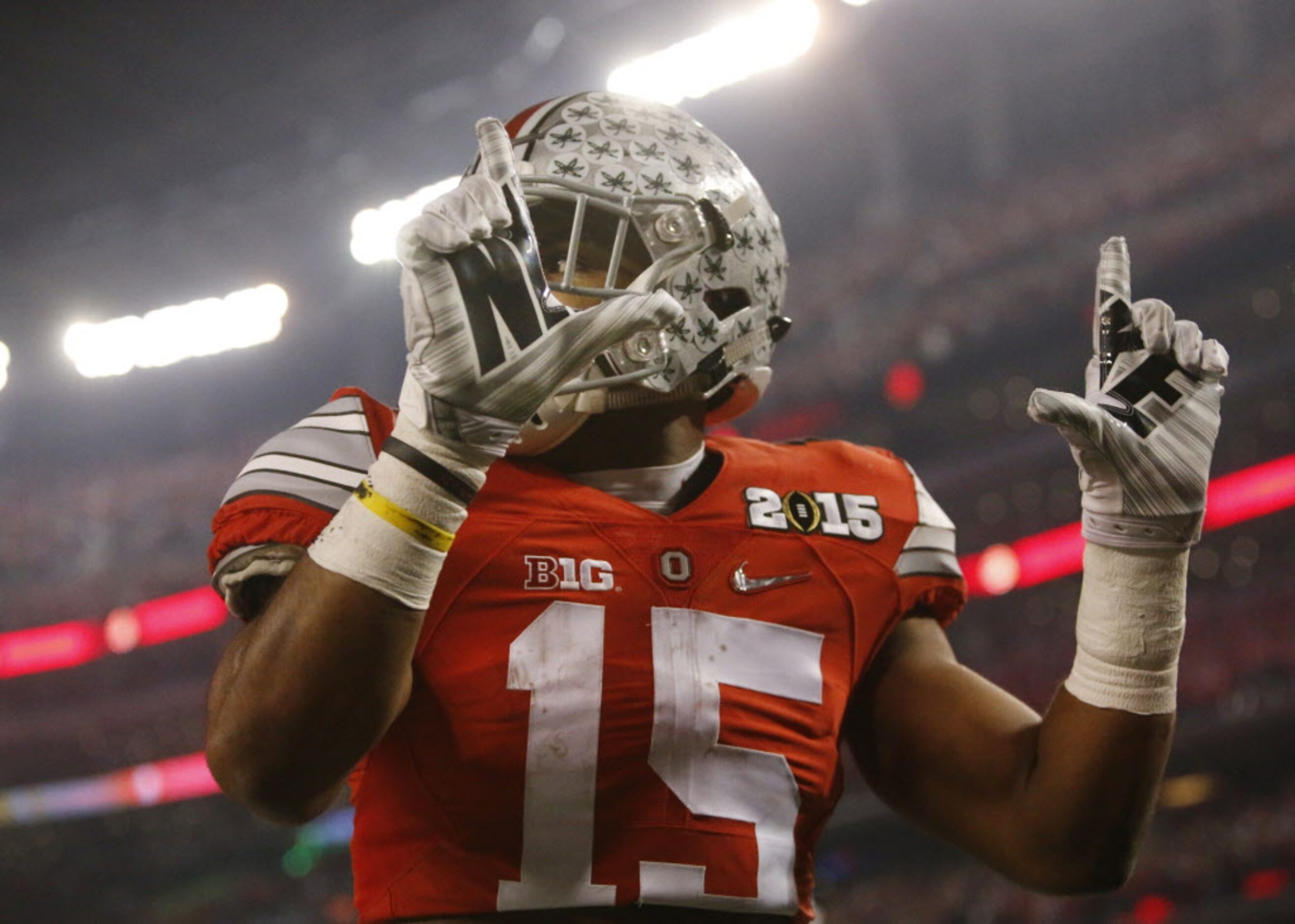 Ohio State Buckeyes running back Ezekiel Elliott (15) celebrates his touchdown against the...