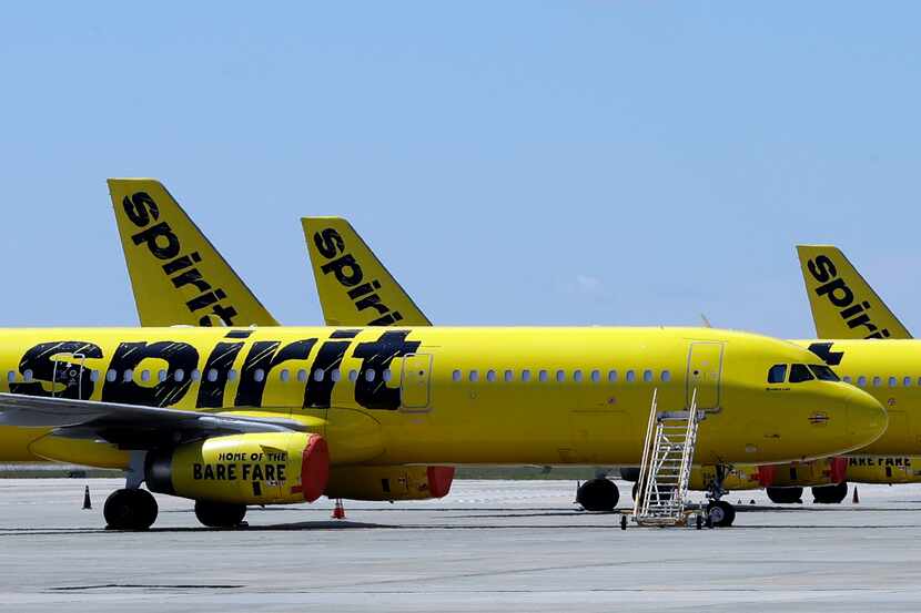 Aviones de Spirit Airlines están en la pista del Aeropuerto Internacional de Orlando en...