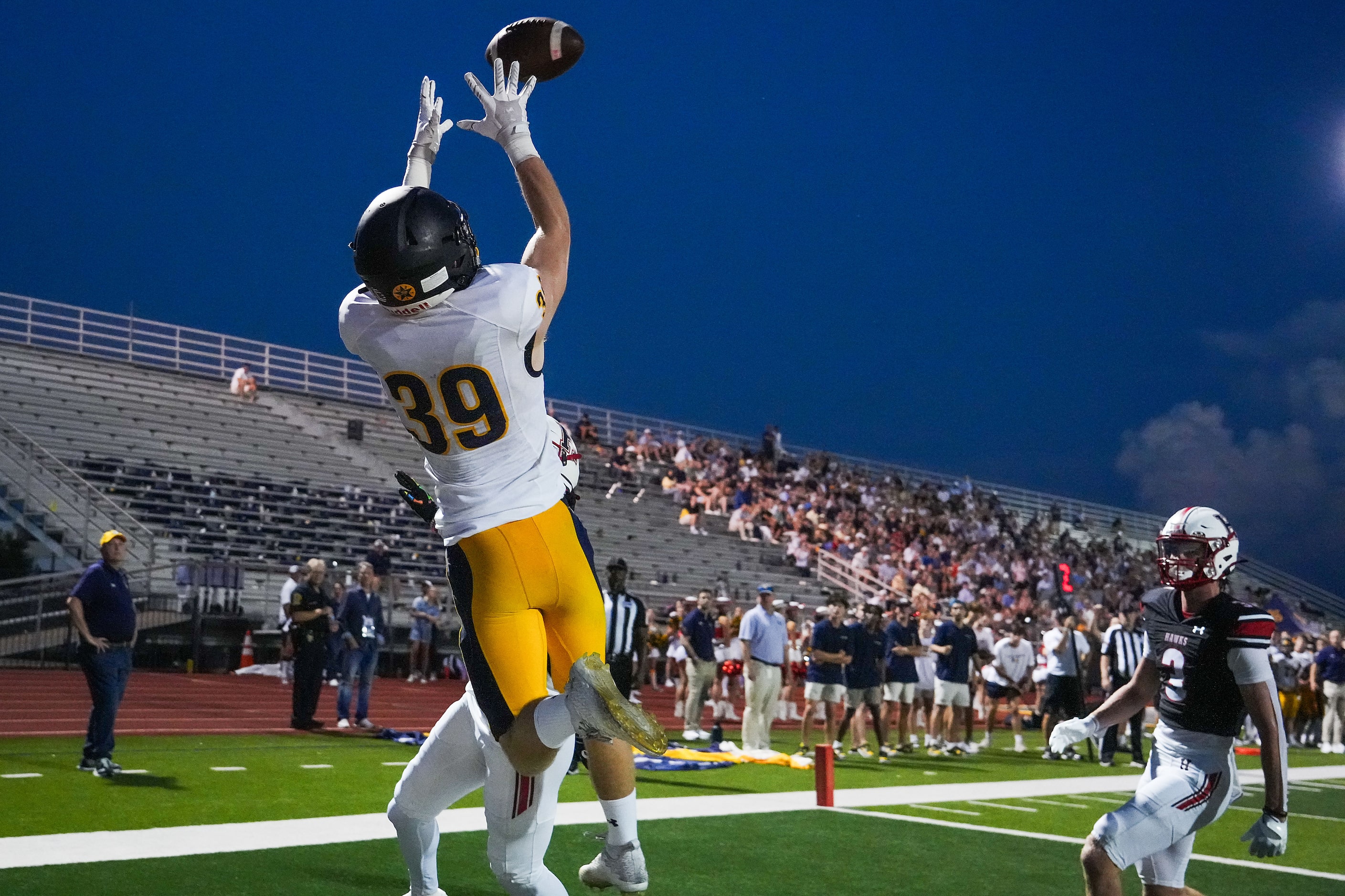 Highland Park wide receiver Harrison Cullum (39) reaches for a pass during the first half of...