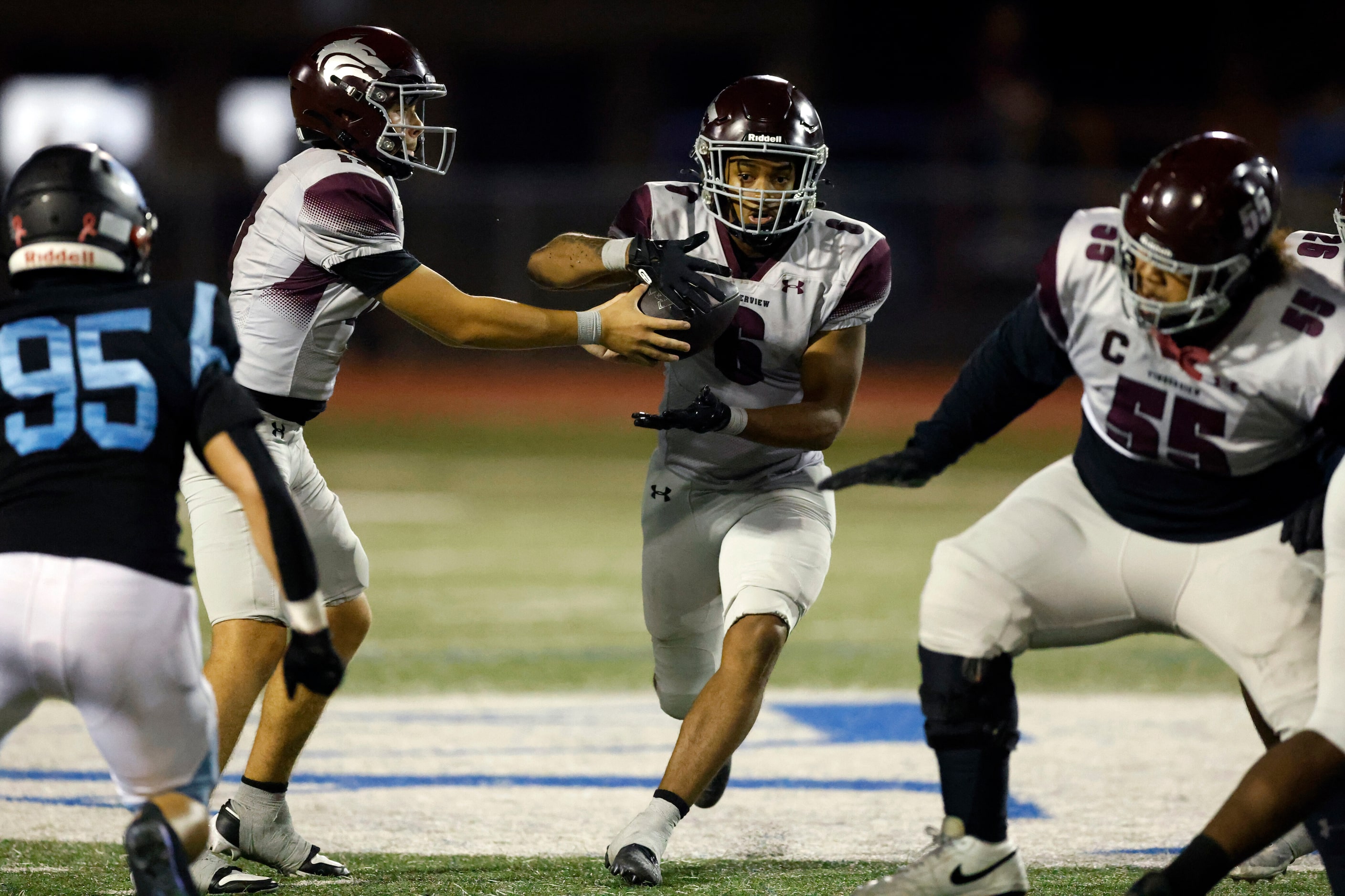 Mansfield Timberview quarterback Anthony DeSanto (17) hands the ball to running back Jaylon...