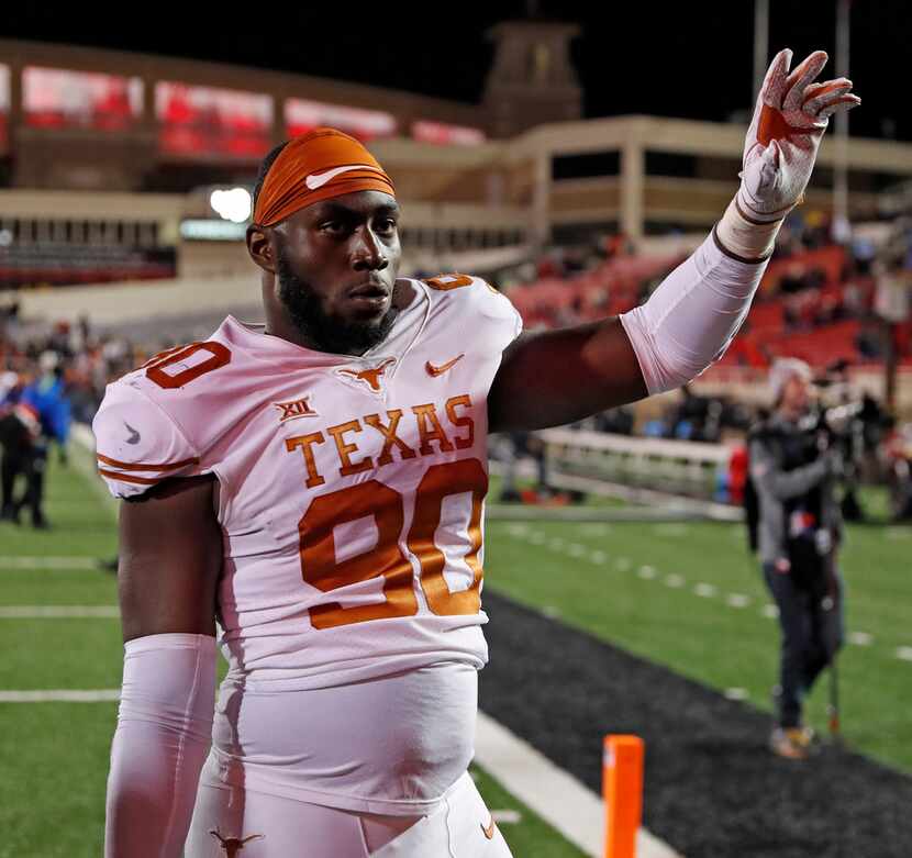 Texas' Charles Omenihu (90) waves to the crowd after an NCAA college football game against...