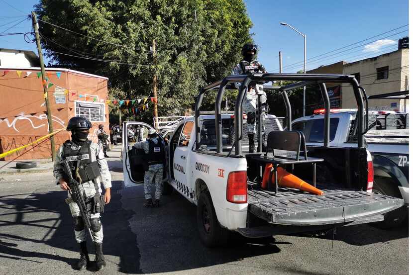 Policía de la Ciudad de México y ejército mexicano resguardando las calles de la capital del...