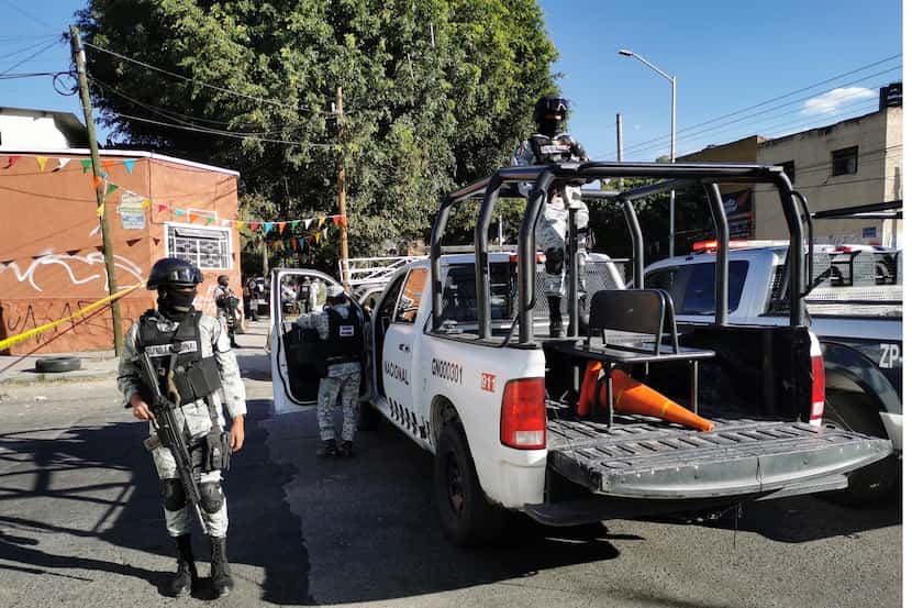 Policía de la Ciudad de México y ejército mexicano resguardando las calles de la capital del...