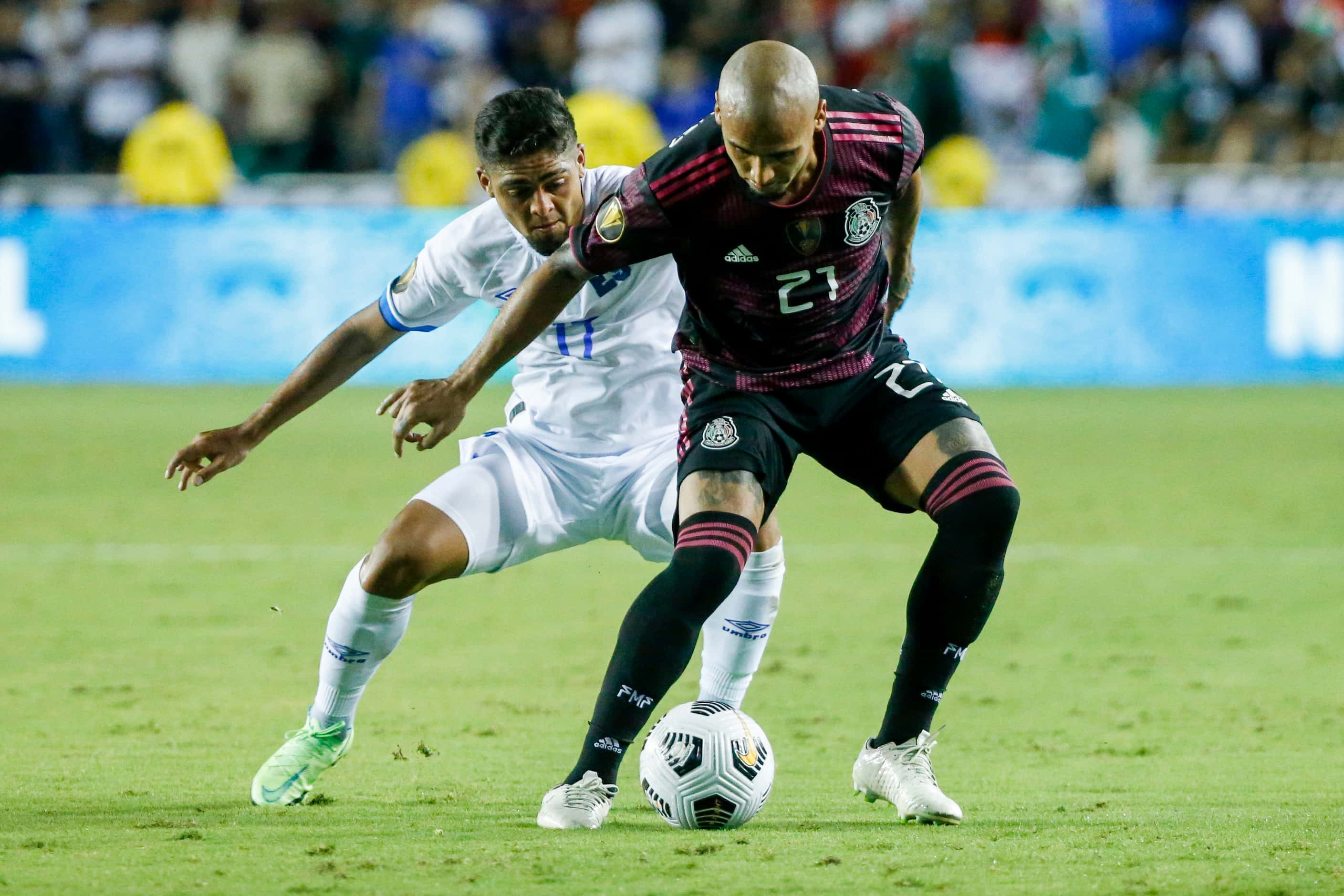 Mexico defender Luis Rodríguez (21) shields the ball from El Salvador midfielder Jairo...
