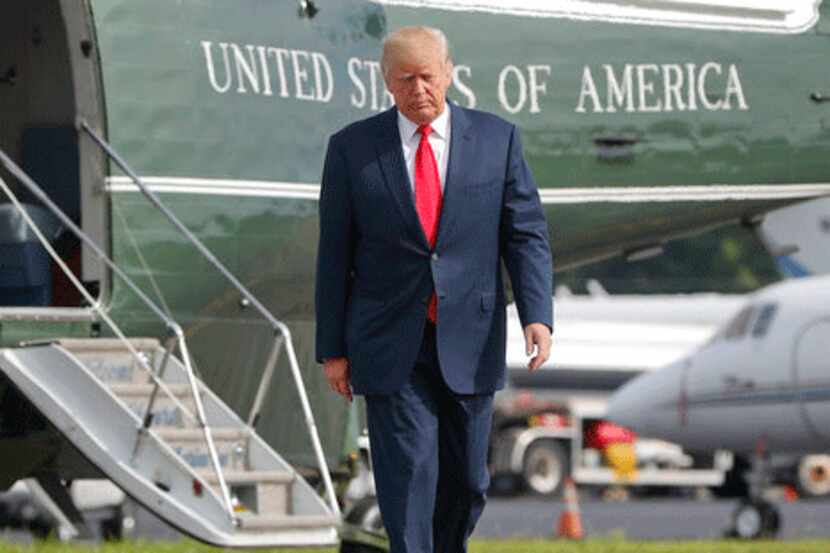 El presidente Donald Trump camina desde Marine One para abordar Air Force One en Morristown,...